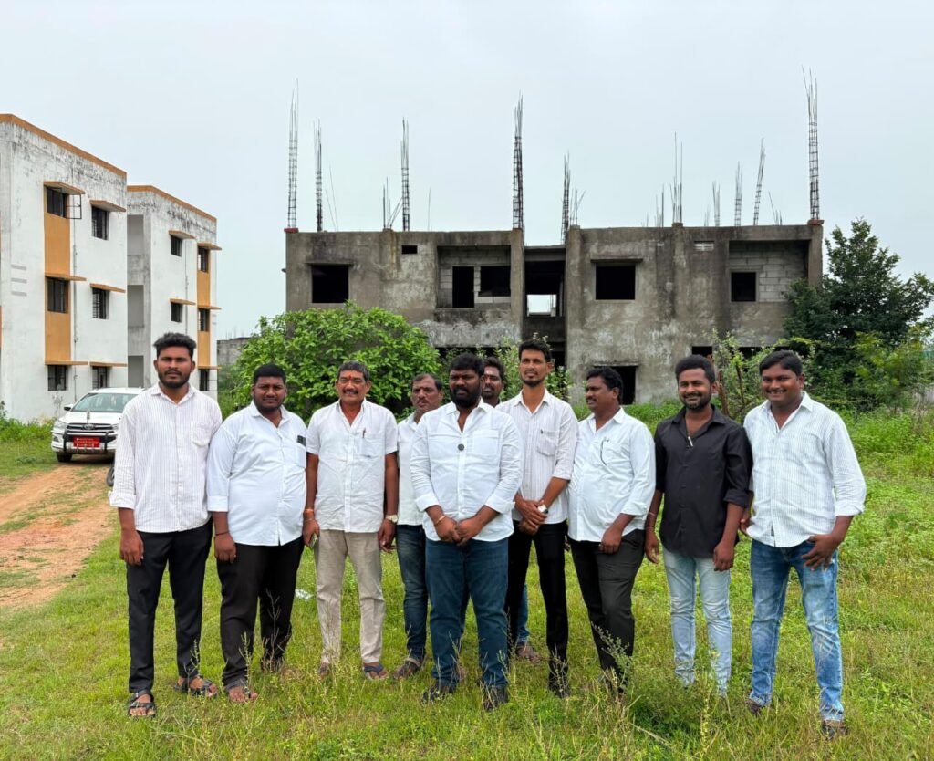 జమ్మికుంటలో నివాసయోగ్యం లేని డబుల్ బెడ్‌రూమ్ ఇళ్లను పరిశీలించిన మున్సిపల్ చైర్మన్ మొలుగు ప్రశాంత్ కుమార్ దిలీప్