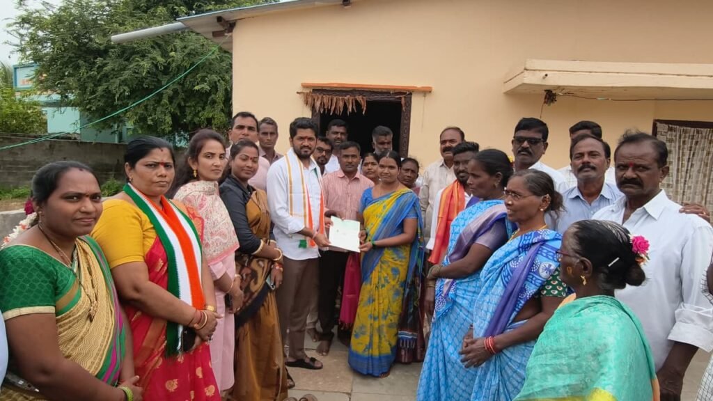 హుజురాబాద్ మండలంలో సీఎంఆర్ఎఫ్ చెక్కులను పంపిణీ చేసిన వొడితల ప్రణవ్