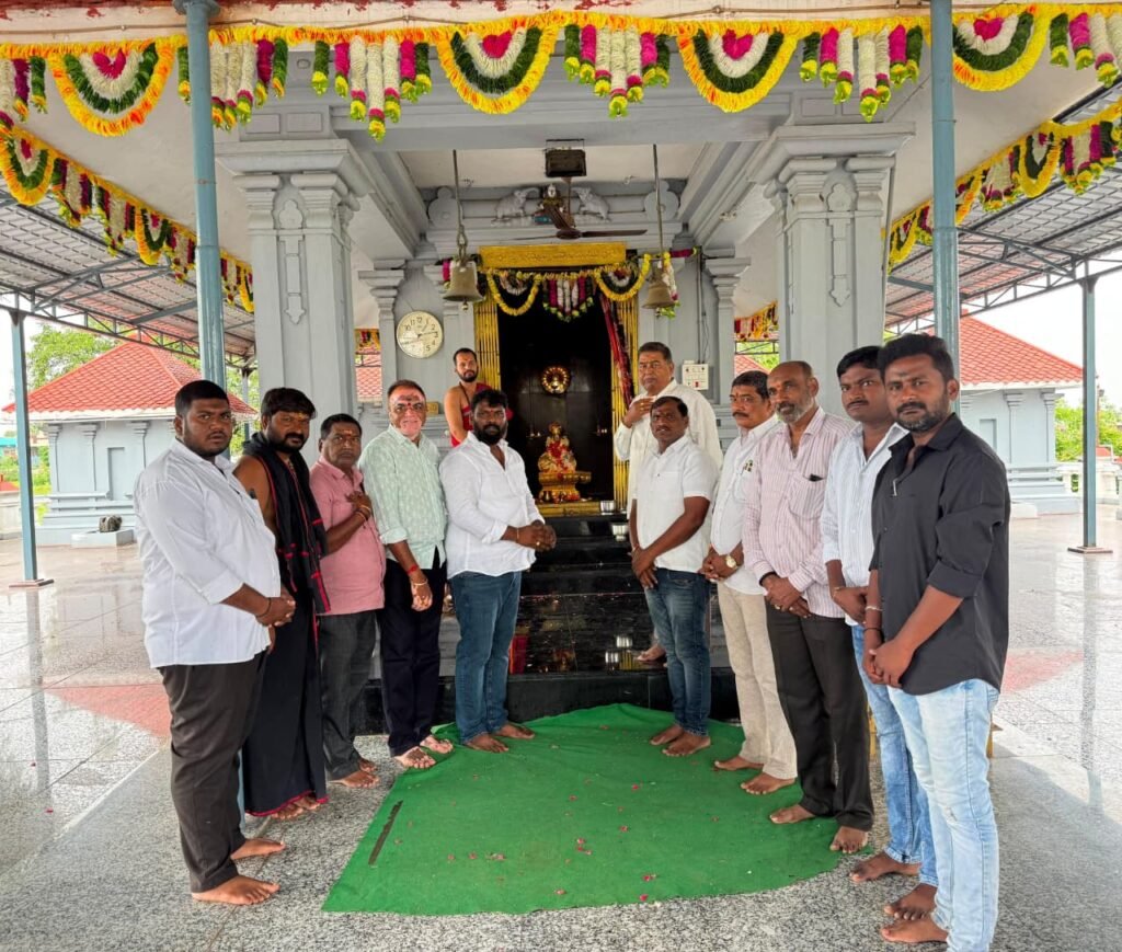 జమ్మికుంట అయ్యప్ప స్వామి దేవాలయంలో మున్సిపల్ చైర్మన్ ప్రత్యేక పూజలు.. అనంతరం అన్నదాన వితరణ