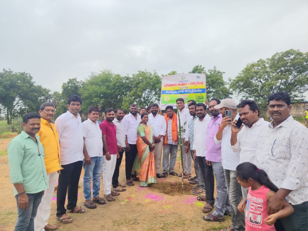 వన మహోత్సవం: దుబ్బ మల్లన్న దేవాలయ ఆవరణలో మొక్కలు నాటిన మున్సిపల్ చైర్మన్, కమిషనర్