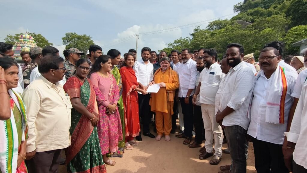 హుజూరాబాద్ మున్సిపాలిటీ అభివృద్ధికి నిధులు కేటాయించండి: మంత్రి పొన్నం ప్రభాకర్‌కు వినతిపత్రం