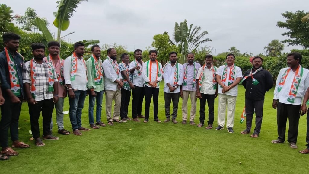 కాంగ్రెస్ పార్టీలో భారీగా చేరికలు: కండువా కప్పి ఆహ్వానించిన ఇన్‌చార్జ్ వొడితల ప్రణవ్