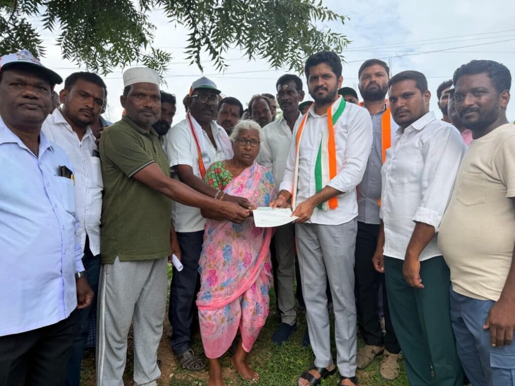 వీణవంకలో ఇంటింటికీ సీఎంఆర్‌ఎఫ్ చెక్కుల పంపిణీ