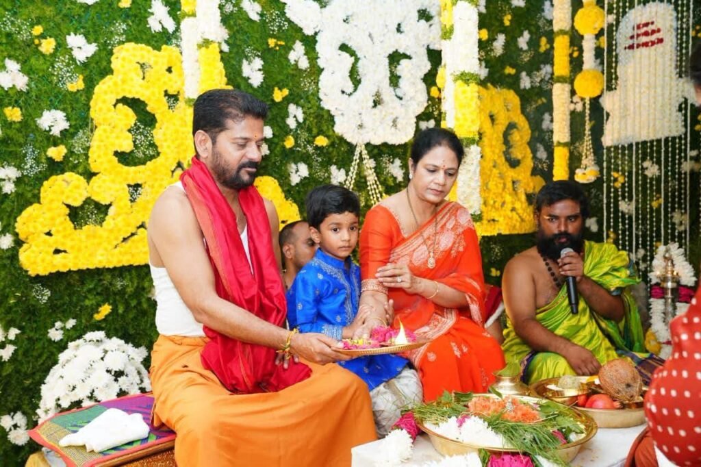 సకుటుంబంగా గణనాథుని పూజలో పాల్గొన్న ముఖ్యమంత్రి రేవంత్ రెడ్డి: ప్రజలందరికీ వినాయక చవితి శుభాకాంక్షలు