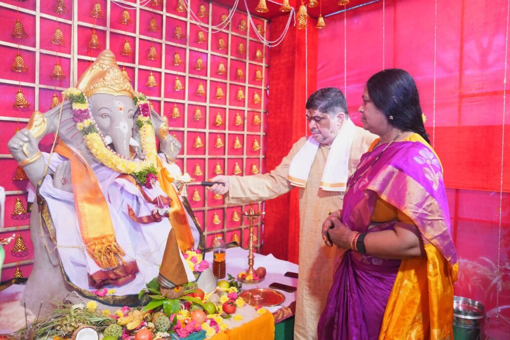 అధికారిక నివాసంలో సకుటుంబంగా వినాయక చవితి పూజలు నిర్వహించిన మంత్రి పొన్నం ప్రభాకర్