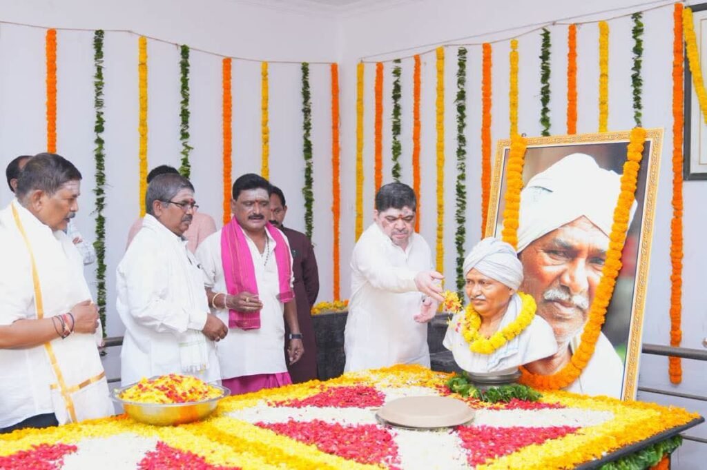 మంత్రి పొన్నం ప్రభాకర్ తండ్రి పొన్నం సత్తయ్య  16వ వర్ధంతి — ఘనంగా నివాళులు అర్పించిన కుటుంబ సభ్యులు, నాయకులు
