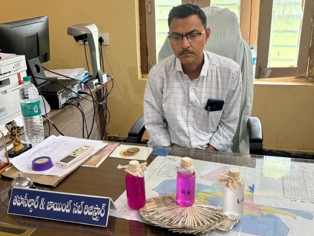 లంచం తీసుకుంటూ ఏసీబీకి చిక్కిన తహసీల్దార్