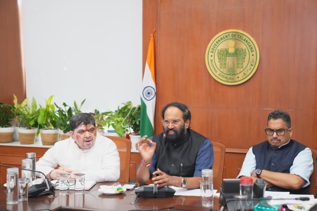సాగునీటి ప్రాజెక్టుల భూసేకరణ, పునరావాసంపై జిల్లా కలెక్టర్లతో మంత్రుల ఉన్నతస్థాయి సమీక్ష