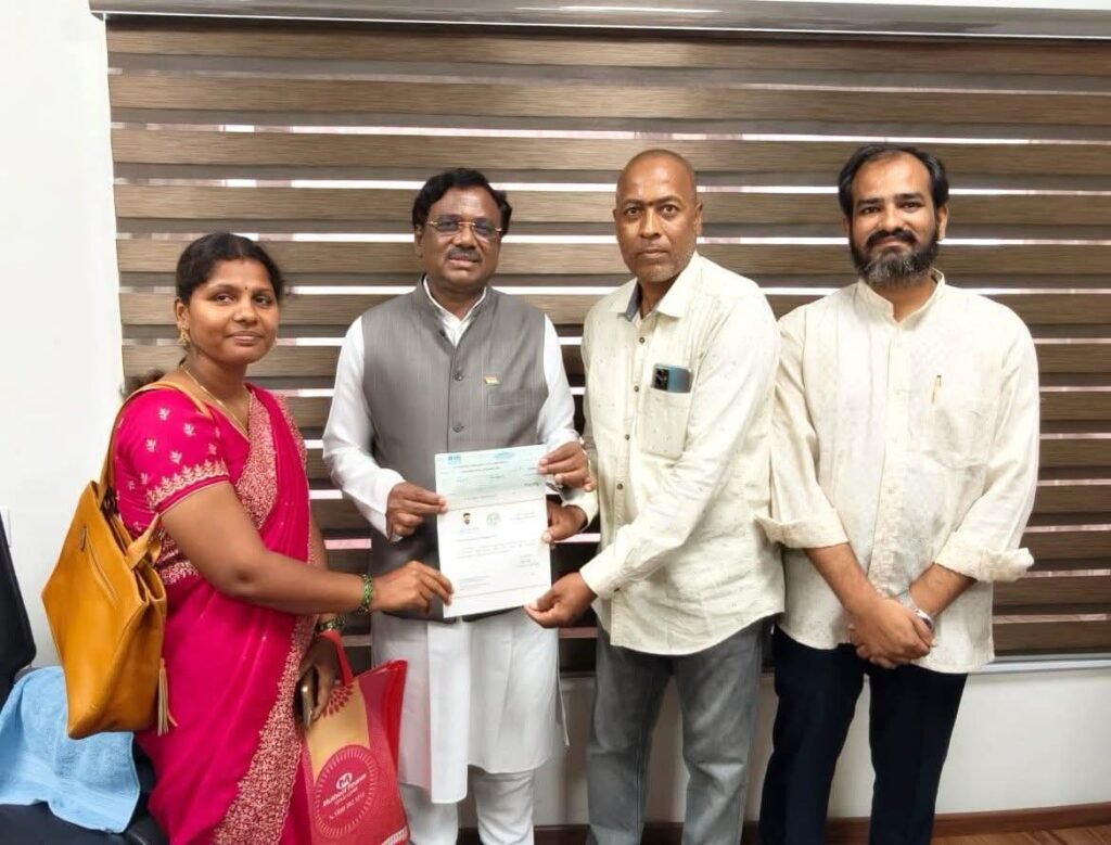 క్యాన్సర్‌ బాధిత గిగ్‌ వర్కర్‌ కొండల్‌ రెడ్డికి తెలంగాణ ప్రభుత్వం కొండంత అండ: నిమ్స్‌లో ఉచిత వైద్యం, సీఎంఆర్‌ఎఫ్ సహాయం అందజేత