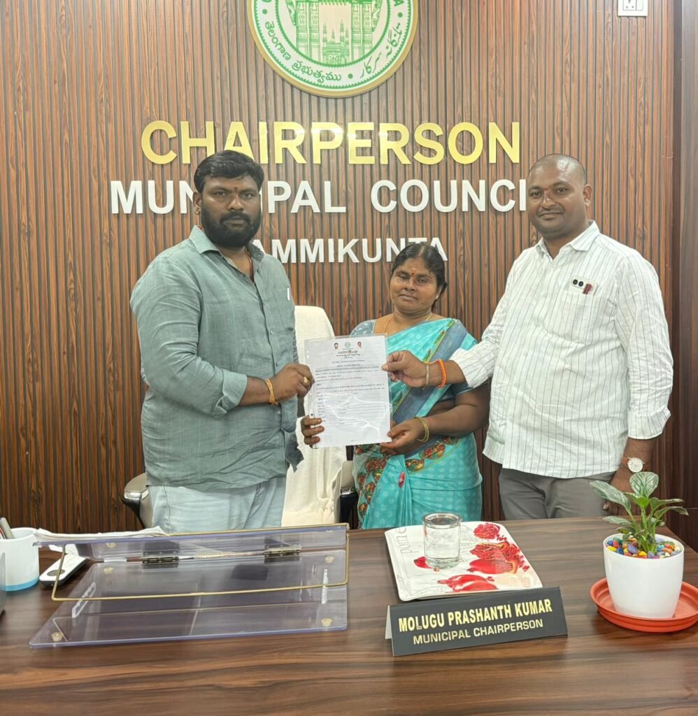 కౌన్సిలర్ పొనగంటి విష్ణు చేతుల మీదుగా ఇందిరమ్మ ఇంటి ప్రొసీడింగ్ కాపీ అందజేత
