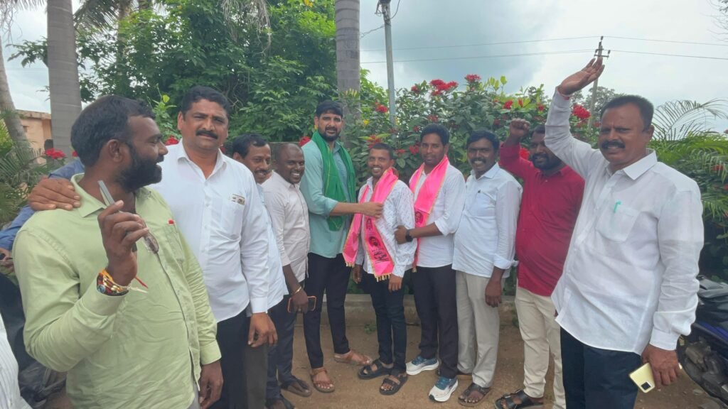 హుజూరాబాద్‌లో కాంగ్రెస్ పార్టీకి భారీ షాక్‌: ఎమ్మెల్యే పాడి కౌశిక్ రెడ్డి సమక్షంలో బీఆర్‌ఎస్‌లో చేరిన కీలక నేతలు
