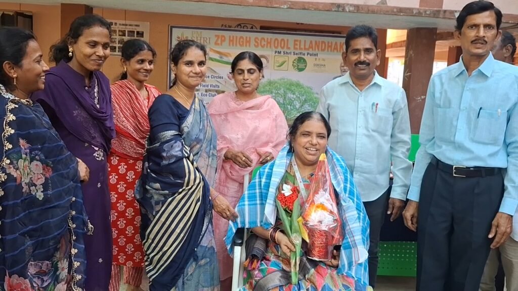 ఇల్లందకుంట పీఎం శ్రీ జడ్పీ ఉన్నత పాఠశాలలో ఘనంగా ఉపాధ్యాయ దినోత్సవం: గురువులను శాలువాలతో సత్కరించిన విద్యార్థులు