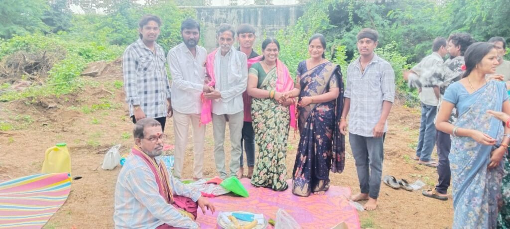 ఇందిరమ్మ గృహ నిర్మాణాలకు ముగ్గు పోసిన కౌన్సిలర్ యాట్ల సునీత అశోక్: కాంగ్రెస్ నిబద్ధతకు నిదర్శనమన్న నాయకులు