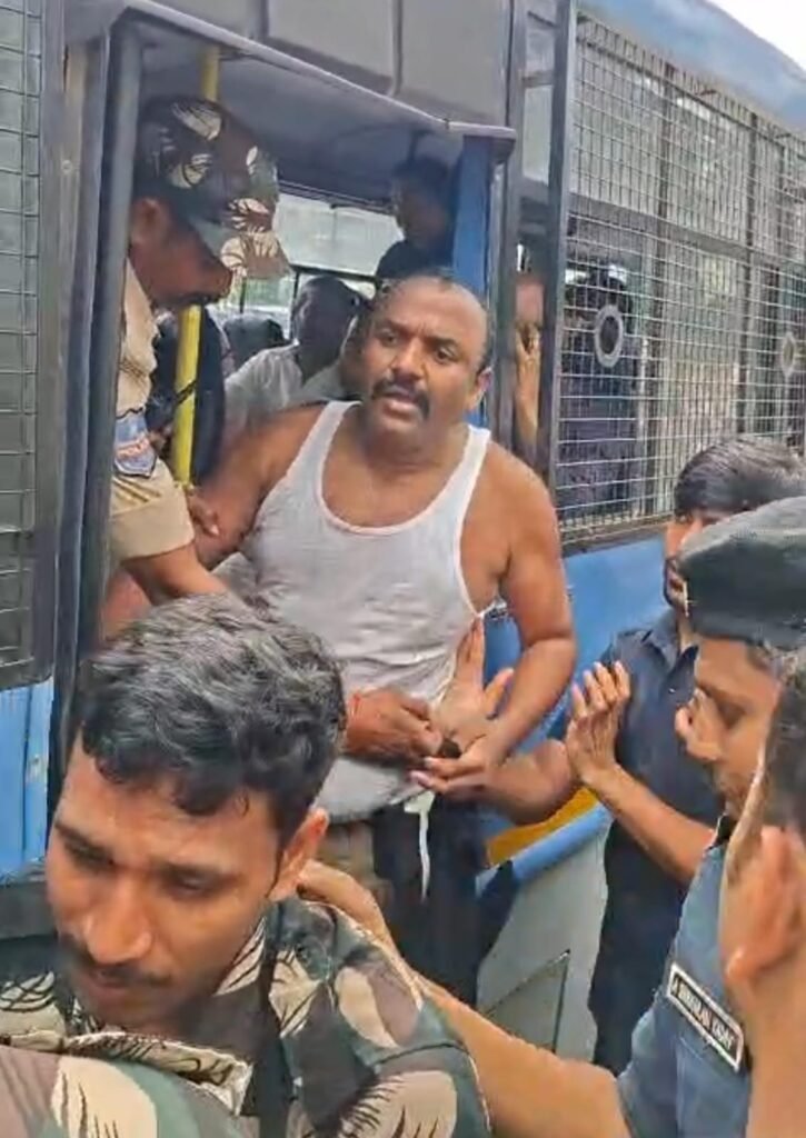 అసెంబ్లీ వద్ద తీవ్ర ఉద్రిక్తత: నల్ల టీషర్టు విప్పి ఎమ్మెల్సీ నవీన్ రెడ్డి నిరసన!