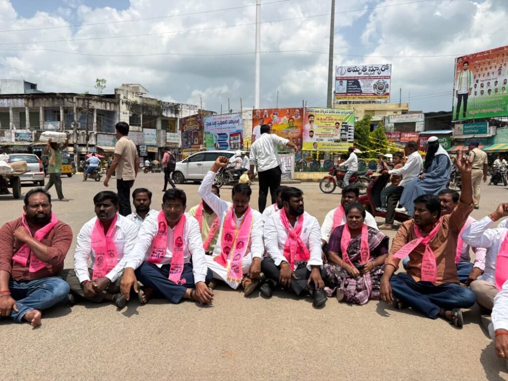 కేటీఆర్, బీఆర్‌ఎస్ ఎమ్మెల్యేల అరెస్టుకు నిరసనగా జమ్మికుంటలో ధర్నా: మున్సిపల్ చైర్మన్ ప్రశాంత్ కుమార్