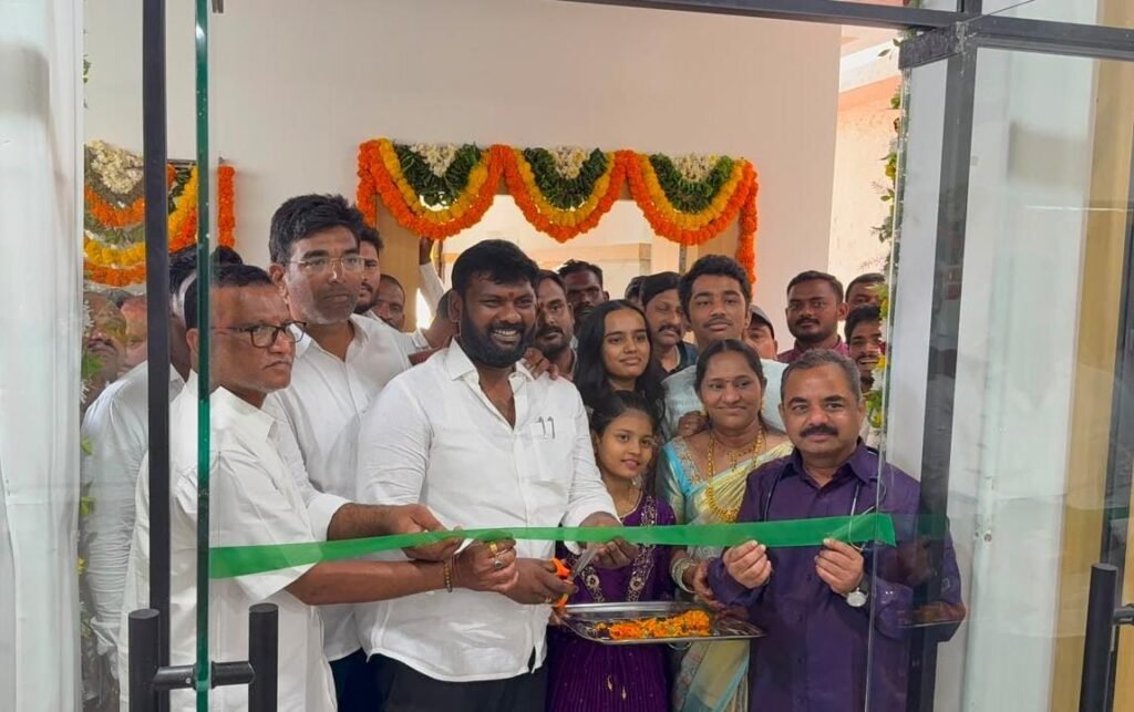 జమ్మికుంటలో పలు ఆసుపత్రులను ప్రారంభించిన మున్సిపల్ చైర్మన్ మొలుగు ప్రశాంత్ కుమార్