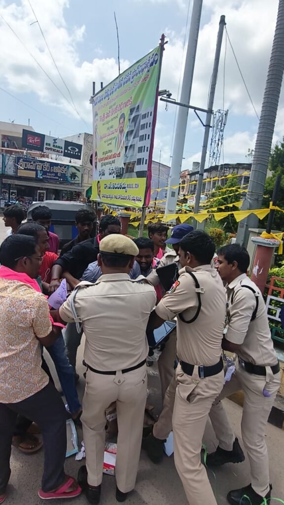 కాంగ్రెస్ ప్రభుత్వ దిష్టిబొమ్మ దగ్ధానికి BRSV యత్నం: జమ్మికుంటలో పోలీసులతో తోపులాట, ఉద్రిక్తత