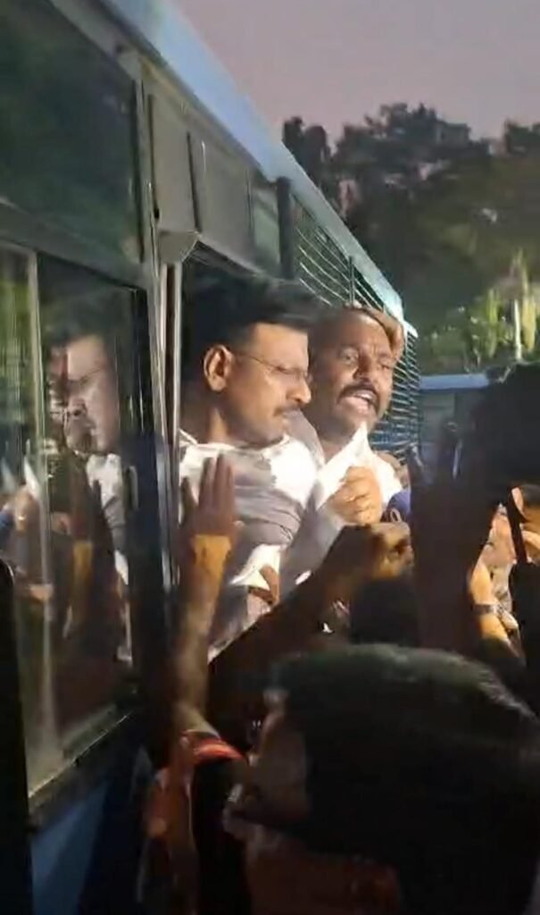 మీడియా పాయింట్ వద్ద బీఆర్ఎస్ ఎమ్మెల్సీల అరెస్ట్: శాసనమండలి ప్రాంగణంలో తీవ్ర ఉద్రిక్తత