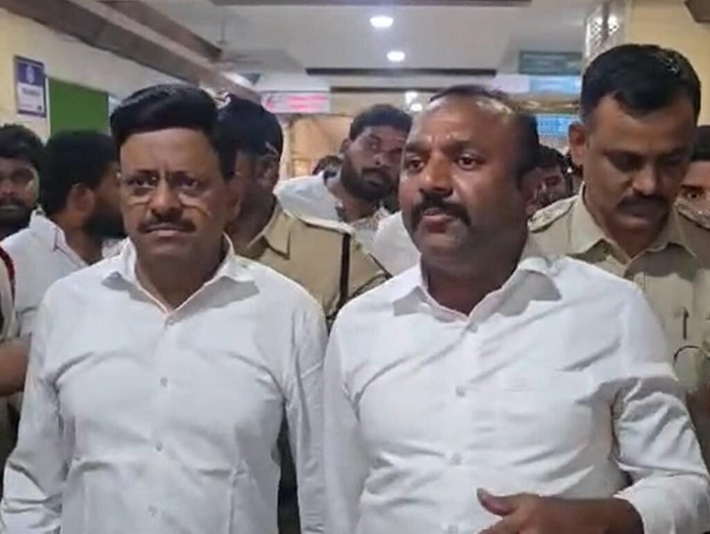 శాసనమండలి నుండి ఇద్దరు బీఆర్ఎస్ ఎమ్మెల్సీలు సస్పెండ్: సభ రేపటికి వాయిదా
