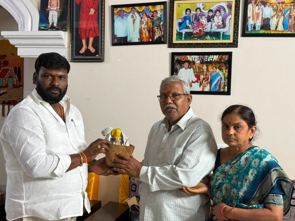 పర్యావరణ పరిరక్షణకు మట్టి గణపతులనే పూజించాలి: విత్తన విగ్రహాలను పంపిణీ చేసిన మున్సిపల్ చైర్మన్ మొలుగు ప్రశాంత్ కుమార్