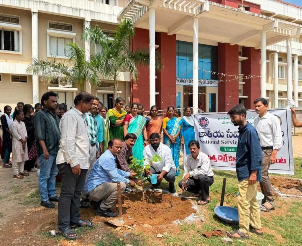 జమ్మికుంట ప్రభుత్వ డిగ్రీ కళాశాలలో ఎన్‌ఎస్‌ఎస్ ఆధ్వర్యంలో మొక్కలు నాటిన మున్సిపల్ చైర్మన్
