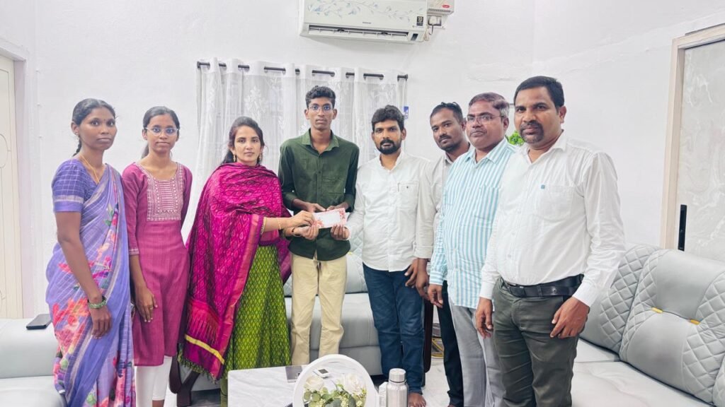 పేద విద్యార్థి వైద్య విద్యకు ఆసరాగా నిలిచిన హుజూరాబాద్ మున్సిపల్ చైర్‌పర్సన్ రొంటాల సుహాసిని