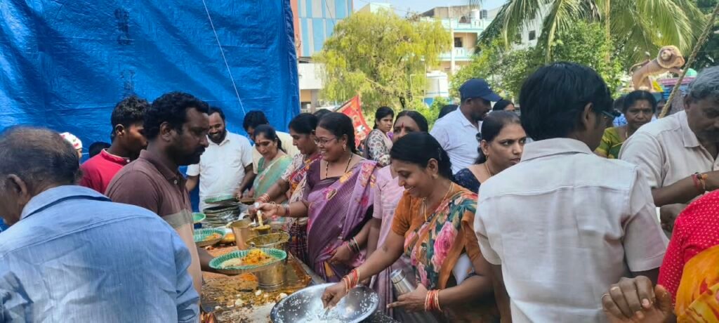 జమ్మికుంటలో వైభవంగా గణేశ్ నవరాత్రి మహా అన్నదానం: ఆర్య వైశ్య సంఘం ఆధ్వర్యంలో భక్తులకు ప్రసాద వితరణ