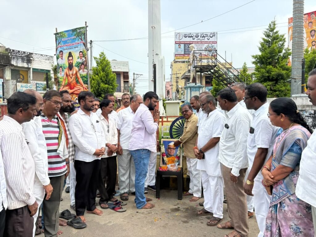 కొండ లక్ష్మణ్ బాపూజీ వర్ధంతి వేడుకలో పాల్గొని విగ్రహ ఏర్పాటుకు భూమిపూజ చేసిన మున్సిపల్ చైర్మన్ మొలుగు ప్రశాంత్ కుమార్