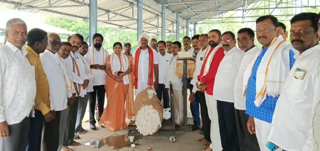 జమ్మికుంట మార్కెట్‌లో కొత్త పత్తి విక్రయాలు ప్రారంభం: క్వింటాలు గరిష్ట ధర రూ.7,272