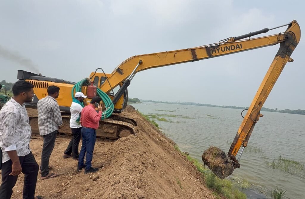 నాయిని చెరువు వద్ద గణేష్ నిమజ్జన ఏర్పాట్లను పరిశీలించిన మున్సిపల్ చైర్మన్ మొలుగు ప్రశాంత్ కుమార్ (దిలీప్)