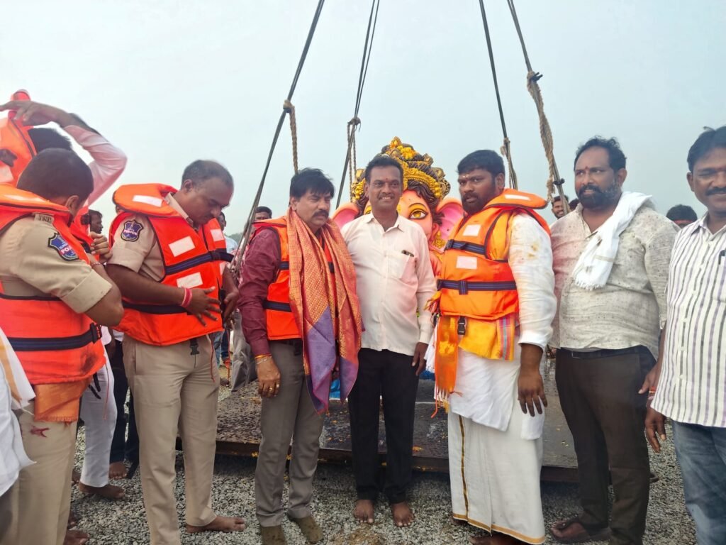 జమ్మికుంట నాయిని చెరువు వద్ద తొలి గణేష్ విగ్రహ నిమజ్జనం ప్రారంభం