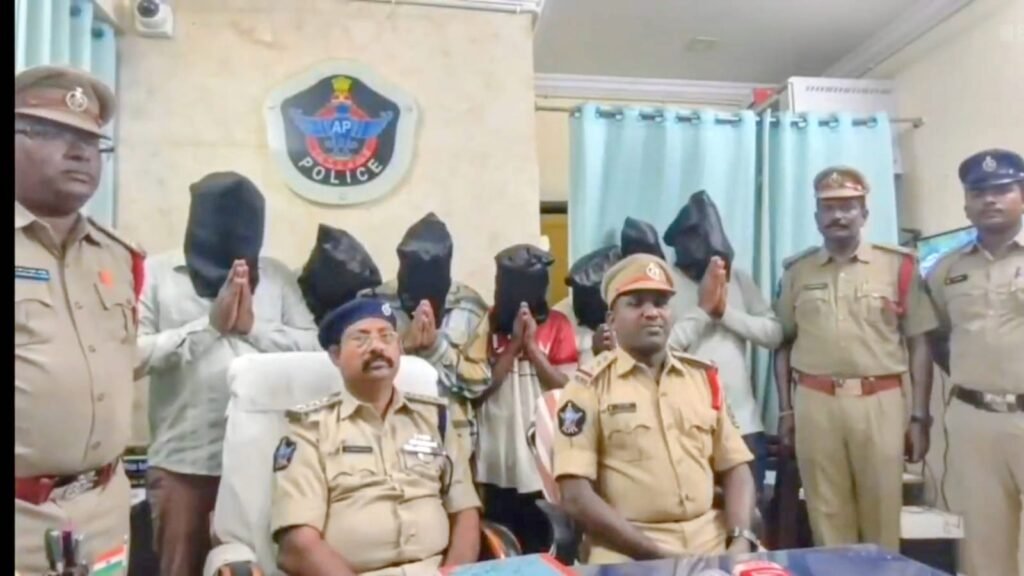 నకిలీ ఐడీ కార్డులతో విశాఖ స్టీల్ ప్లాంట్‌లో చోరీలు: 7 మంది ముఠా అరెస్ట్