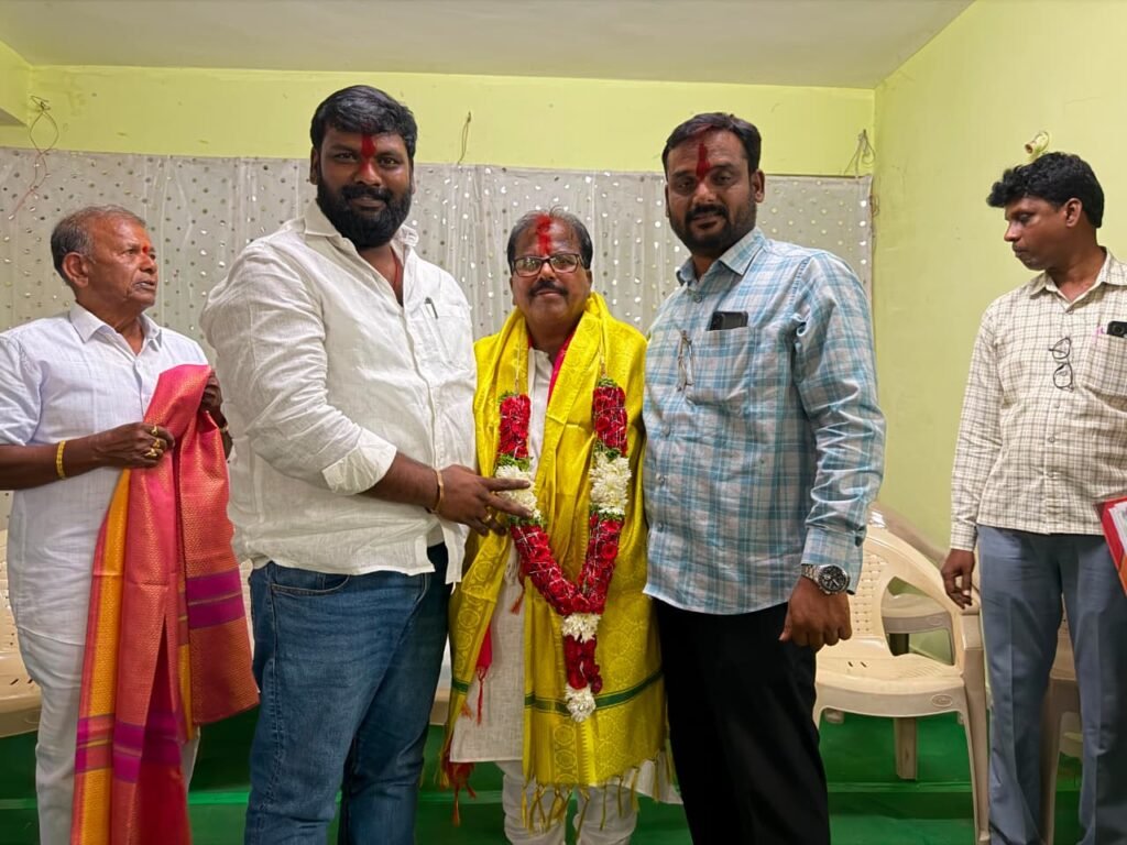 జమ్మికుంట పద్మశాలి సేవా సంఘం నూతన అధ్యక్షుడికి మున్సిపల్ చైర్మన్ ఘన సన్మానం