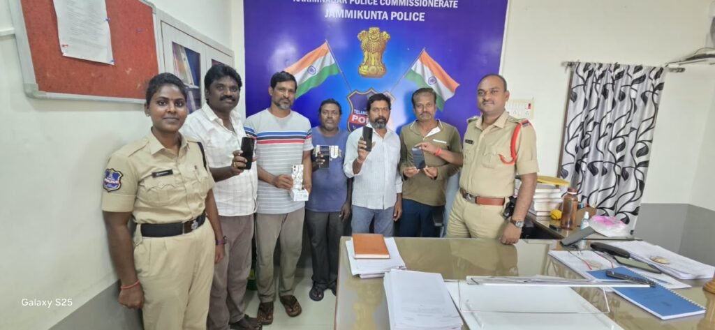 పోగొట్టుకున్న మొబైల్ ఫోన్లను బాధితులకు అందజేసిన జమ్మికుంట పట్టణ సీఐ రామకృష్ణ
