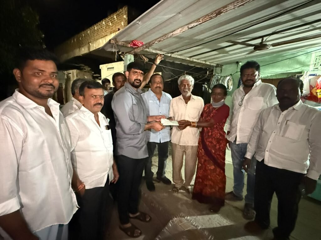 హుజురాబాద్‌లో CMRF చెక్కుల పంపిణీ: లబ్ధిదారులకు రూ.4.35 లక్షల సహాయం అందజేసిన ఎమ్మెల్యే పాడి కౌశిక్ రెడ్డి