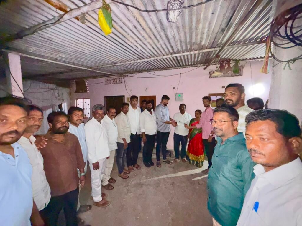 జమ్మికుంటలో బాధితులకు పరామర్శ, నిరుపేదలకు సీఎంఆర్‌ఎఫ్ చెక్కుల పంపిణీ: ఎమ్మెల్యే పాడి కౌశిక్ రెడ్డితో కలిసి పాల్గొన్న మున్సిపల్ చైర్మన్ (దిలీప్)