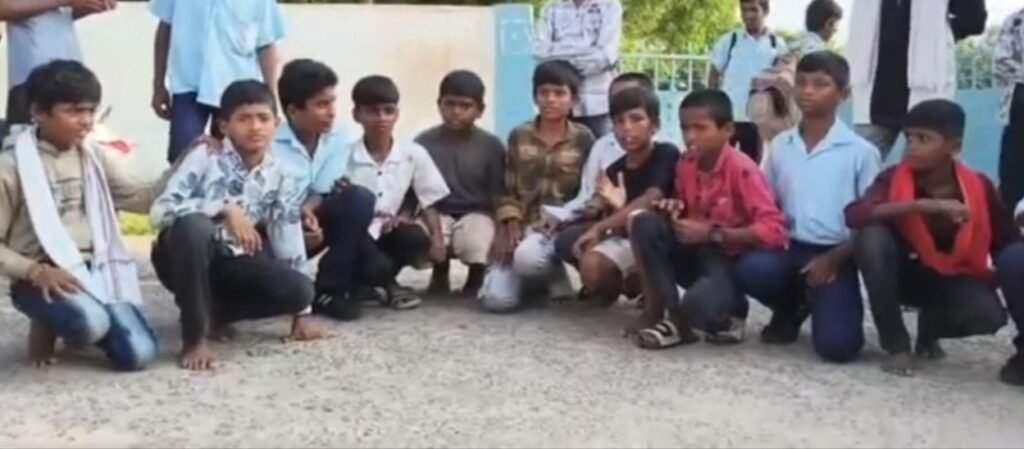 విద్యార్థినులతో ఉపాధ్యాయుడి అసభ్య ప్రవర్తన: పాఠశాల ఎదుట ఆందోళన, రామ్ రాజయ్యను సస్పెండ్ చేయాలని డిమాండ్