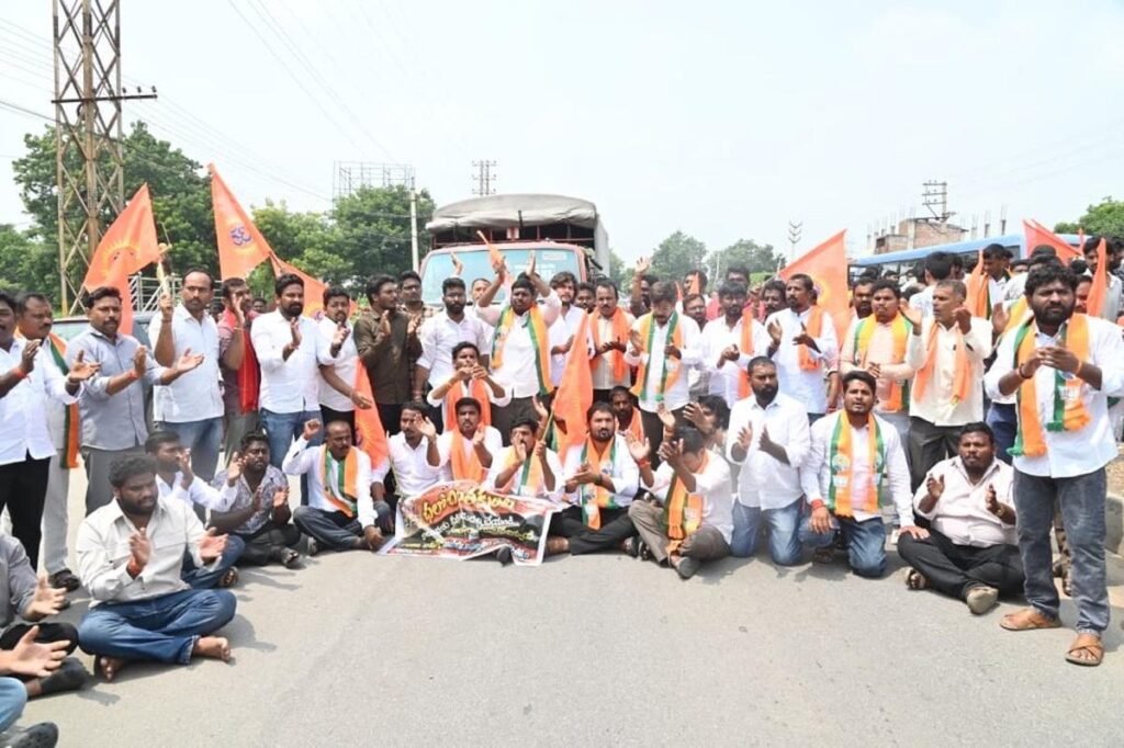 కరీంనగర్‌లో ఉద్రిక్తత: చింతకుంట కెనాల్ వద్ద నీటి విడుదలకై బీజేపీ ఆందోళన, పలువురి అరెస్ట్