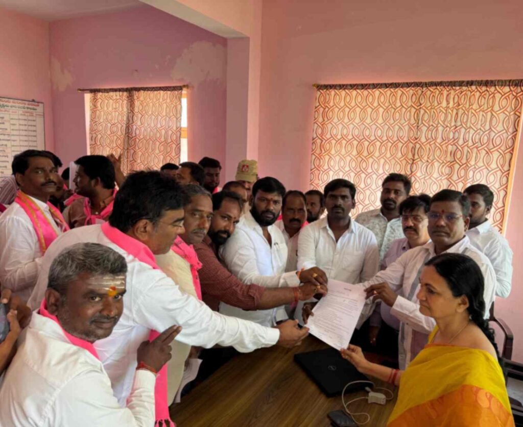 కాంగ్రెస్ హామీలు అమలు చేయాలి: ప్రజావాణిలో బీఆర్‌ఎస్ నాయకుల వినతి