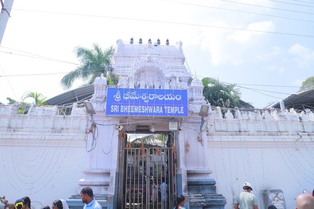 దసరా, సద్దుల బతుకమ్మ ఉత్సవాలకు ముస్తాబవుతున్న వేములవాడ భీమేశ్వరాలయం