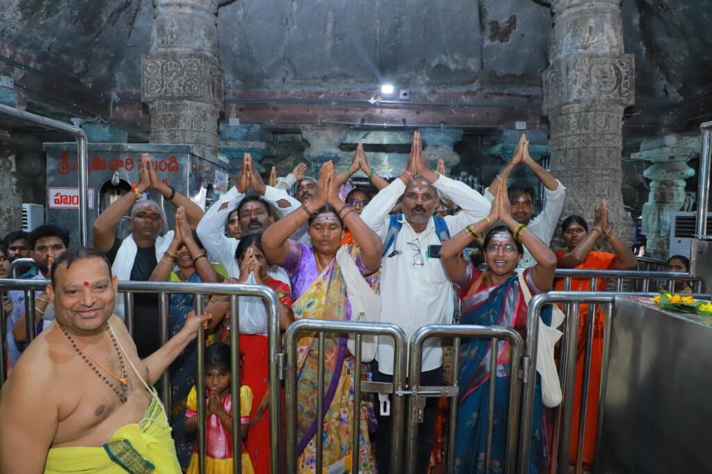 శ్రీ భీమేశ్వర స్వామి ఆలయానికి పోటెత్తిన భక్తులు: సోమవారం ఘనంగా కోడె మొక్కులు, విశేష పూజలు