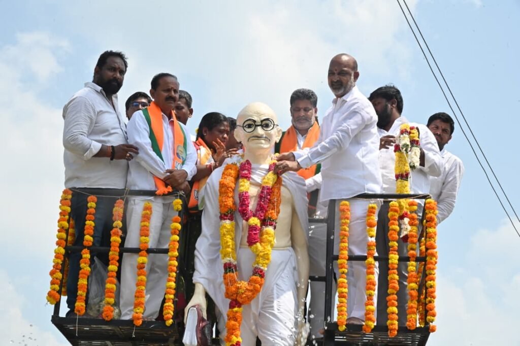 గాంధీజీకి నిజమైన వారసుడు ప్రధాని మోదీయే: జమ్మికుంటలో కేంద్ర మంత్రి బండి సంజయ్ హాట్ కామెంట్స్