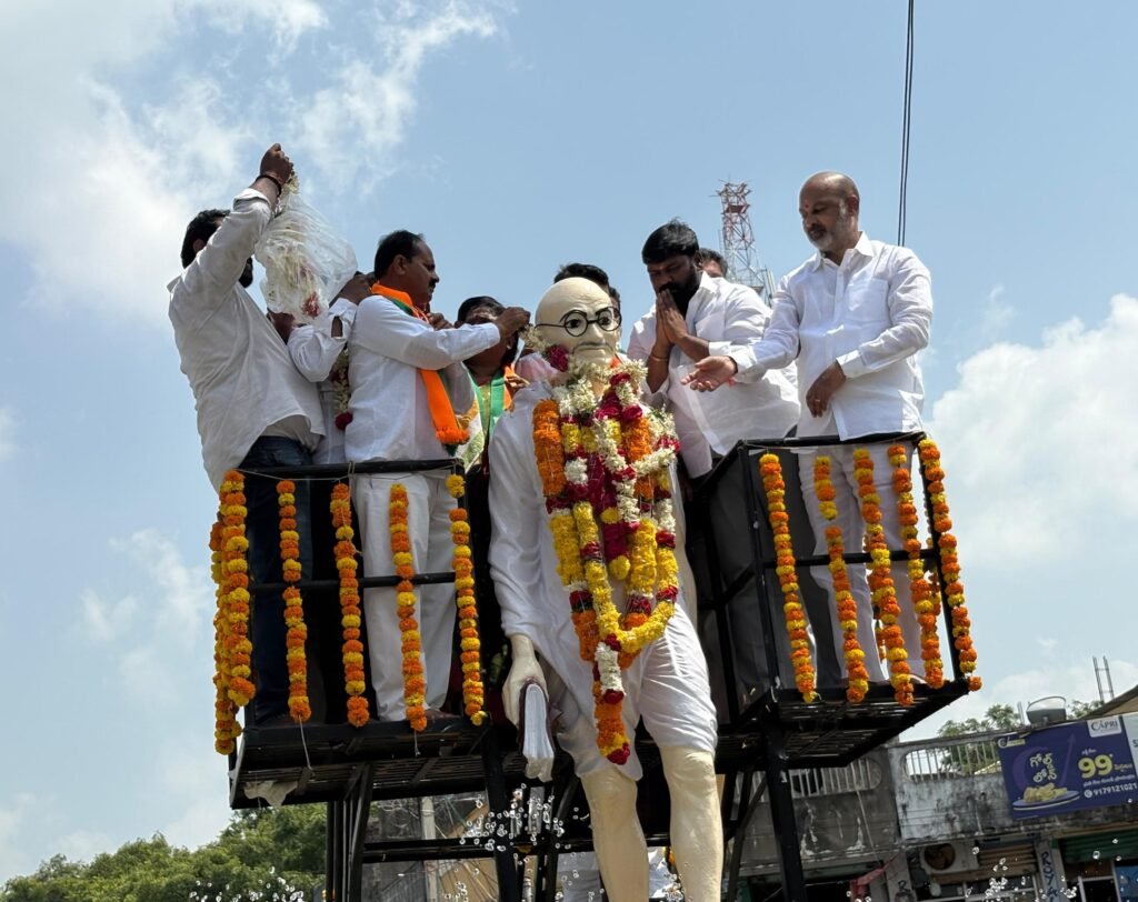కేంద్ర సహాయ మంత్రి బండి సంజయ్‌తో కలిసి గాంధీ జయంతి వేడుకల్లో పాల్గొన్న మున్సిపల్ చైర్మన్ ప్రశాంత్ కుమార్