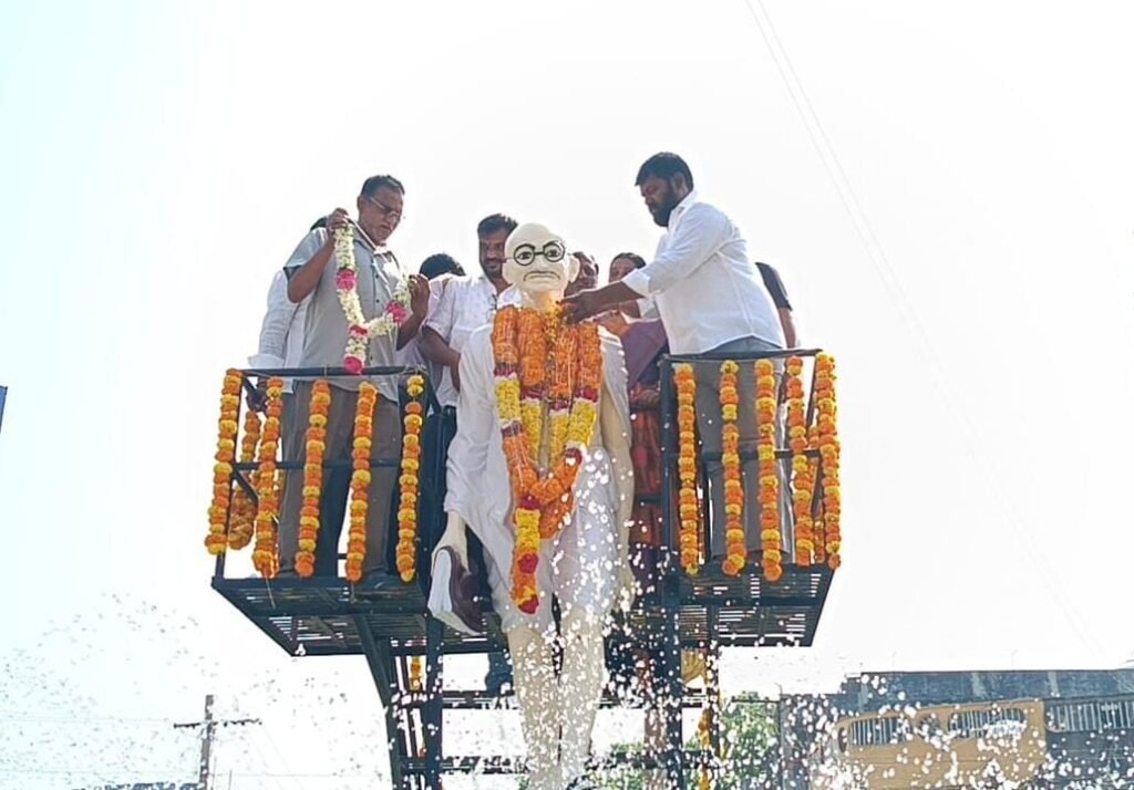మహాత్మా గాంధీ ఆశయ సాధనకు అందరూ కృషి చేయాలి: మున్సిపల్ చైర్మన్ మొలుగు ప్రశాంత్ కుమార్