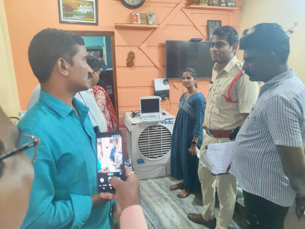వరంగల్ లో అక్రమ లింగ నిర్ధారణ కేంద్రంపై దాడులు: స్టాఫ్ నర్స్, స్కానింగ్ మిషన్ అమ్మిన వ్యక్తి అరెస్ట్