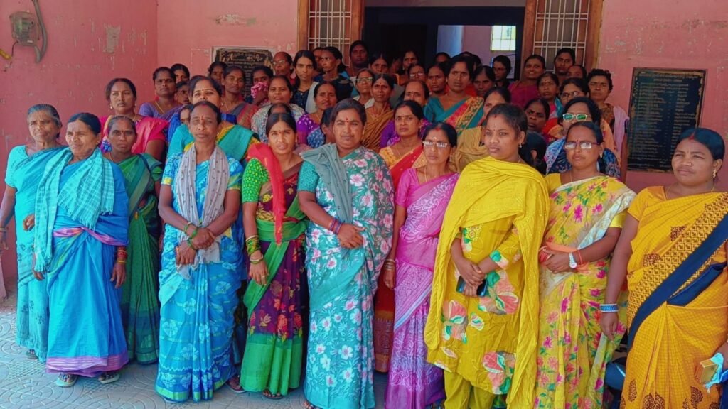 ప్రభుత్వ భూమి ఆక్రమణపై తిరగబడ్డ మహిళా సంఘాలు: వీఓ బిల్డింగ్ కోసం జమ్మికుంట ఎంపీడీవో కార్యాలయం ముట్టడి