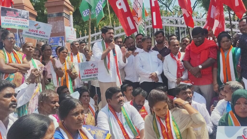 ఓటు చోరీపై కలెక్టరేట్ ముట్టడి: బీజేపీ వైఖరిపై విరుచుకుపడ్డ వొడితల ప్రణవ్