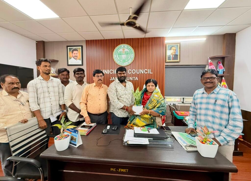 జమ్మికుంట మున్సిపల్ కార్యాలయాన్ని సందర్శించిన హుజూరాబాద్ RDO జల కుమారి.. ఘనంగా స్వాగతించిన చైర్మన్ ప్రశాంత్ కుమార్