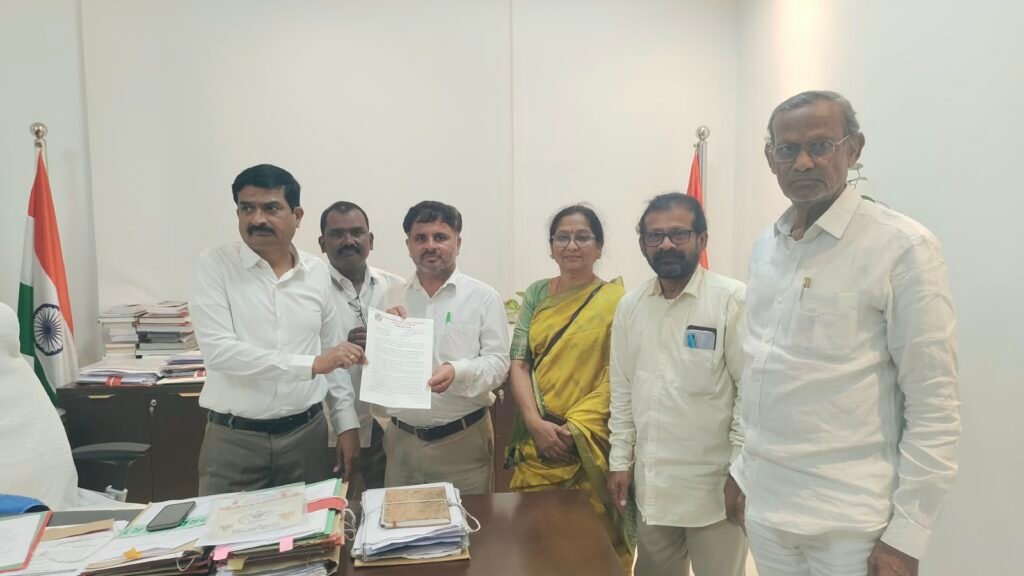 పత్రికల పెండింగ్‌ బకాయిలు తక్షణమే చెల్లించాలి: సమాచార శాఖ కమిషనర్‌కు టీఎంఎస్‌పీజేఏ విజ్ఞప్తి